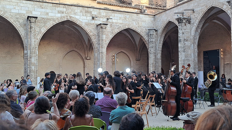 La orquesta actuando en el patio