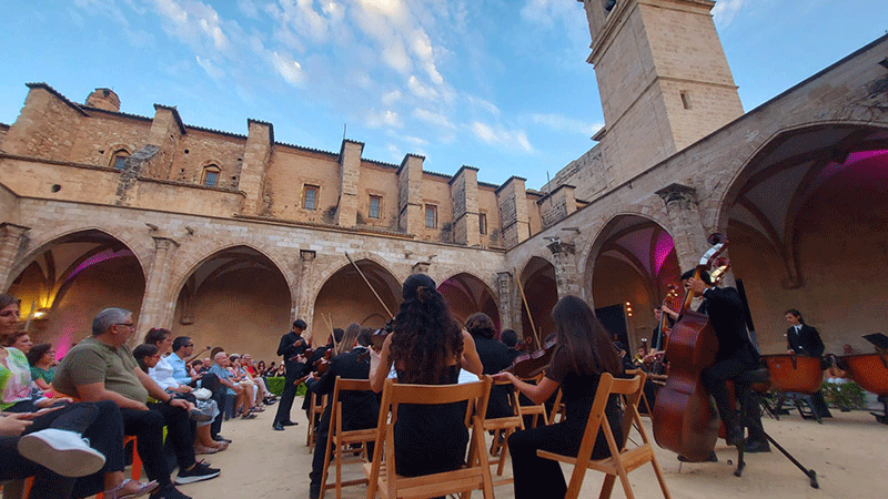 Vista de los arcos y el cielo durante el concierto